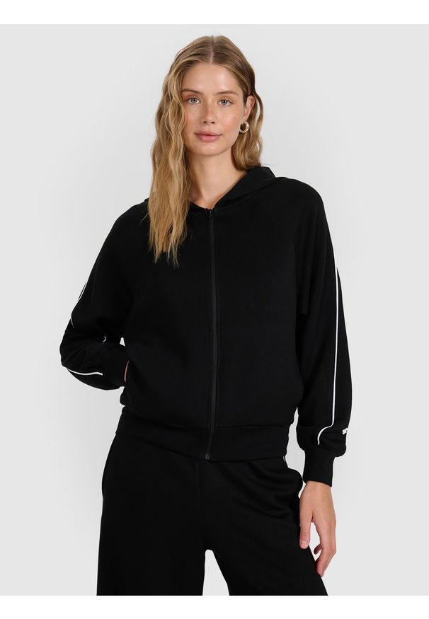 4f - 4F Bluza dresowa rozpinana z kapturem damska - czarna XS. Okazja: na co dzień. Typ kołnierza: kaptur. Kolor: czarny. Długość: krótkie. Wzór: gładki, ze splotem. Materiał: dresówka. Długość rękawa: raglanowy rękaw. Styl: casual, sportowy. Sport: fitness