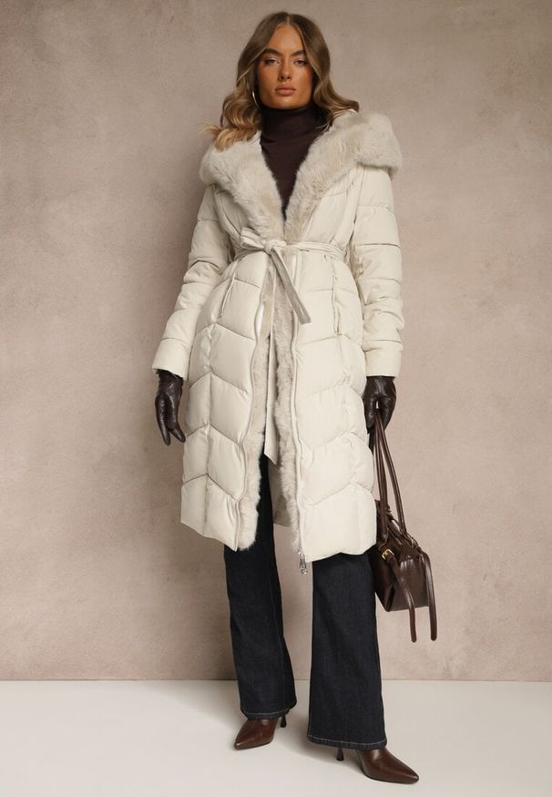 Renee - Biała Kurtka z Pikowanymi Przeszyciami Futerkiem i Paskiem Serapella. Okazja: na spacer, na imprezę. Kolor: biały. Materiał: futro