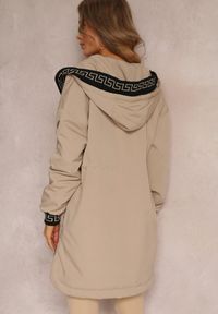 Renee - Ciemnobeżowa Kurtka Parka z Geometrycznym Wzorem na Kapturze i Rękawach Lidya. Kolor: beżowy. Wzór: geometria #3