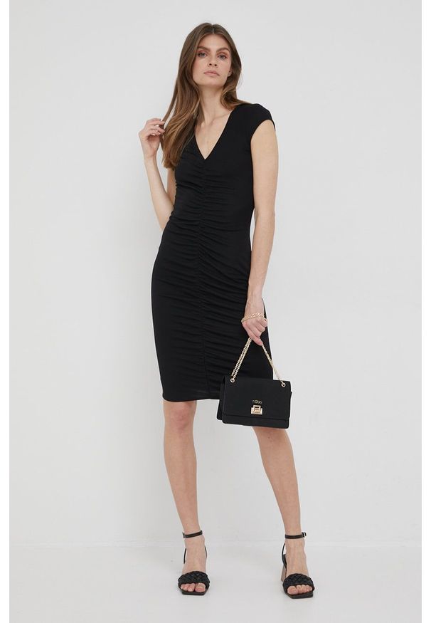 Armani Exchange sukienka kolor czarny mini dopasowana. Kolor: czarny. Materiał: dzianina. Długość rękawa: krótki rękaw. Wzór: gładki. Typ sukienki: dopasowane. Długość: mini
