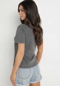 Born2be - Ciemnoszary Bawełniany T-shirt Ozdobiony Nadrukiem Alonera. Okazja: na co dzień, na spacer. Kolor: szary. Materiał: bawełna. Wzór: aplikacja, nadruk. Styl: casual #6