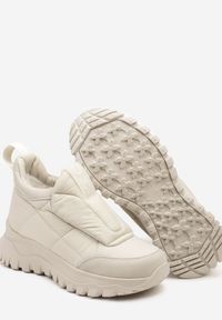 Born2be - Jasnobeżowe Sneakersy na Grubej Podeszwie z Pikowaną Cholewką i Napisem Resisha. Okazja: na co dzień. Kolor: beżowy. Materiał: jeans. Szerokość cholewki: normalna. Wzór: napisy. Styl: casual, sportowy #6