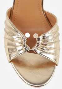 Born2be - Złote Sandały na Szpilce VICES z Marszczeniem i Metaliczną Aplikacją Nemenoe. Okazja: na wesele, na co dzień, na ślub cywilny. Zapięcie: pasek. Kolor: złoty. Wzór: aplikacja. Obcas: na szpilce. Styl: casual, klasyczny, elegancki #8