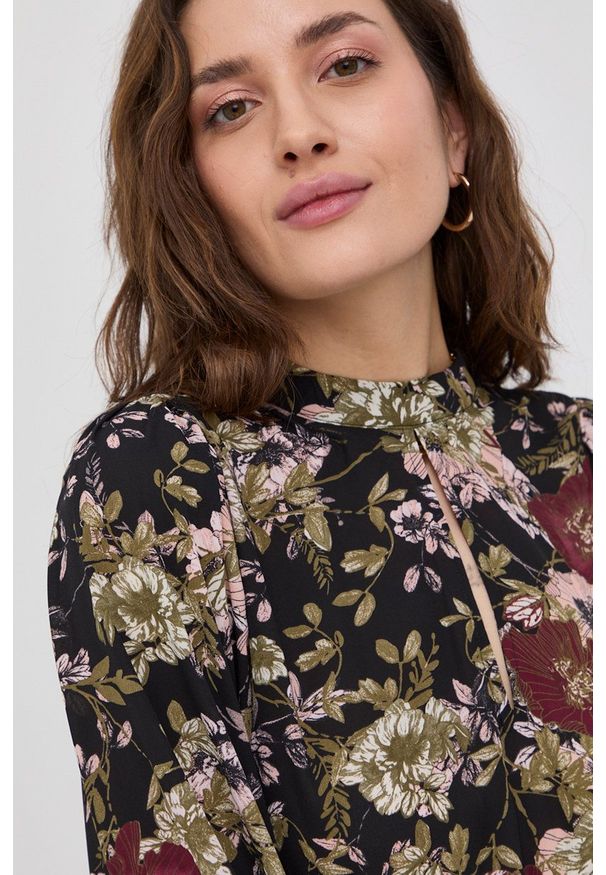 Vero Moda Sukienka kolor czarny mini rozkloszowana. Typ kołnierza: kołnierzyk stójkowy. Kolor: czarny. Materiał: poliester, tkanina. Długość rękawa: długi rękaw. Typ sukienki: rozkloszowane. Długość: mini