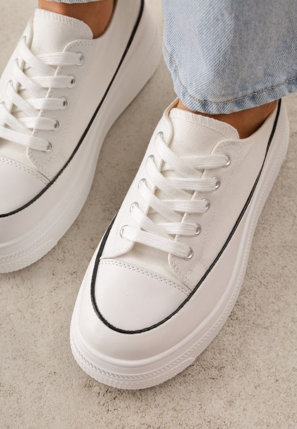 Born2be - Białe Trampki VICES na Grubej Podeszwie Zdobione Lamówką Riosara. Okazja: na co dzień. Kolor: biały. Materiał: jeans. Wzór: aplikacja. Styl: casual, elegancki, sportowy, klasyczny