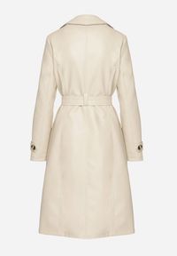 Born2be - Beżowy Dwurzędowy Płaszcz Trencz z Imitacji Skóry z Wiązanym Paskiem Nilovessa. Okazja: na co dzień. Kolor: beżowy. Materiał: skóra. Styl: klasyczny, casual, elegancki #4