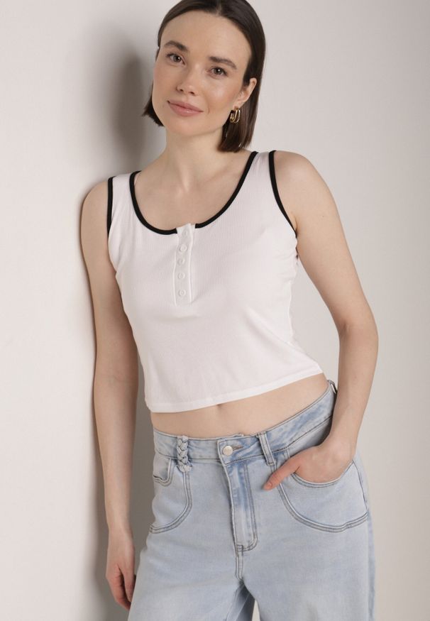 Born2be - Biały Bawełniany Top w Prążki z Guzikami przy Dekolcie Bervise. Okazja: na co dzień. Kolor: biały. Materiał: bawełna. Wzór: prążki. Styl: casual