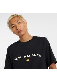Koszulka męska New Balance MT51506BK – czarna. Kolor: czarny. Materiał: bawełna, dresówka. Długość rękawa: krótki rękaw. Długość: krótkie. Wzór: napisy #3