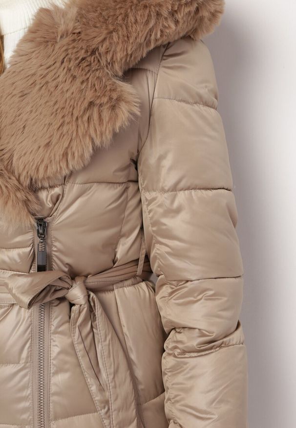 Born2be - Beżowa Pikowana Kurtka za Kolano z Ozdobnym Futerkiem Velveti. Kolor: beżowy. Materiał: futro. Wzór: aplikacja