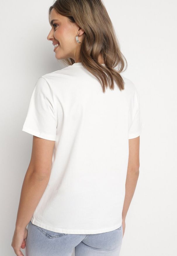 Born2be - Biała Bawełniana Bluzka T-shirt Ozdobiona Cyrkoniami Marivista. Okazja: na co dzień. Kolor: biały. Materiał: bawełna. Długość rękawa: krótki rękaw. Długość: krótkie. Wzór: aplikacja. Styl: casual, klasyczny, elegancki