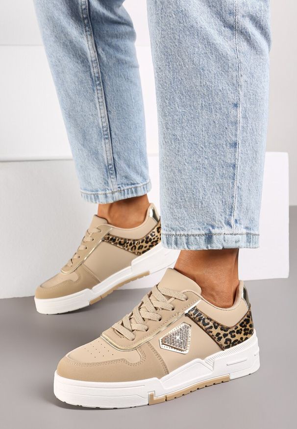 Renee - Beżowo-Brązowe Sneakersy na Platformie z Cyrkoniową Aplikacją Rexania. Nosek buta: okrągły. Zapięcie: sznurówki. Kolor: beżowy. Materiał: materiał. Wzór: aplikacja. Obcas: na platformie. Wysokość obcasa: niski