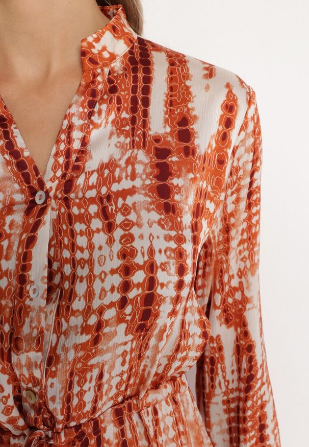 Born2be - Pomarańczowa Sukienka Mini Ozdobiona Falbankami i Akwarelowym Wzorem Panava. Typ kołnierza: kołnierz z falbankami. Kolor: pomarańczowy. Długość rękawa: długi rękaw. Wzór: aplikacja. Długość: mini