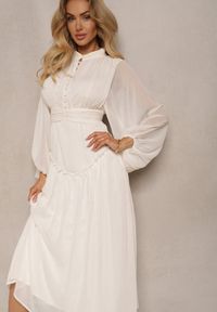 Renee - Jasnobeżowa Elegancka Sukienka w Stylu Vintage z Powlekanymi Guzikami i Marszczeniami Lefandia. Typ kołnierza: kołnierzyk stójkowy. Kolor: beżowy. Styl: elegancki, vintage