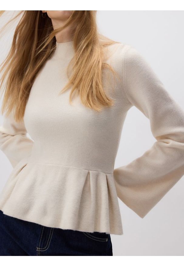 Reserved - Sweter z baskinką - kremowy. Kolor: kremowy. Materiał: dzianina, wełna
