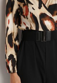 Born2be - Beżowo-Czarny Kombinezon o Kopertowym Kroju z Dodatkowym Paskiem i Wzorzystą Górą Tinasirae. Okazja: na co dzień. Kolor: czarny. Materiał: tkanina. Styl: casual, elegancki #6