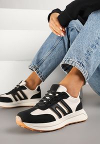 Renee - Czarne Sneakersy Ozdobione Geometrycznym Wzorem Eldvisa. Okazja: na co dzień. Kolor: czarny. Materiał: jeans. Wzór: geometria, aplikacja