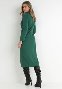 Born2be - Ciemnozielona Sukienka Koszulowa z Marszczeniem Nure. Kolor: zielony. Materiał: tkanina. Wzór: jednolity, gładki. Typ sukienki: koszulowe. Styl: klasyczny, elegancki. Długość: midi #5