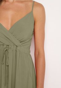 Born2be - Ciemnozielona Bawełniana Sukienka na Cienkich Regulowanych Ramiączkach z Kopertowym Dekoltem Pennea. Okazja: na co dzień. Typ kołnierza: dekolt kopertowy. Kolor: zielony. Materiał: bawełna. Długość rękawa: na ramiączkach. Typ sukienki: kopertowe. Styl: elegancki, sportowy, casual #3