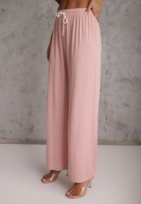 Renee - Różowy Oversizowy Komplet Zdobiony Cyrkoniami T-shirt i Spodnie Arnateia. Kolor: różowy. Wzór: aplikacja #4