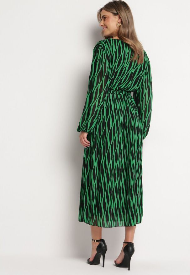 Born2be - Zielona Rozkloszowana Sukienka Plisowana z Paskiem Famalee. Kolor: zielony. Typ sukienki: kopertowe. Styl: elegancki. Długość: maxi