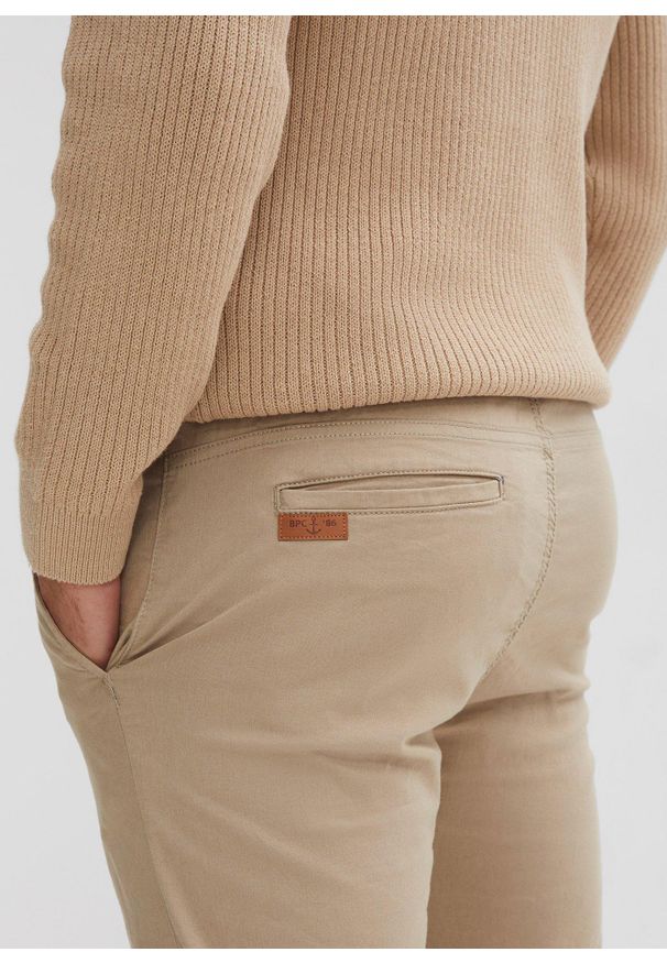 bonprix - Spodnie z gumką w talii, ze stretchem, slim fit, prosta nogawka. Kolor: zielony, beżowy. Materiał: skóra