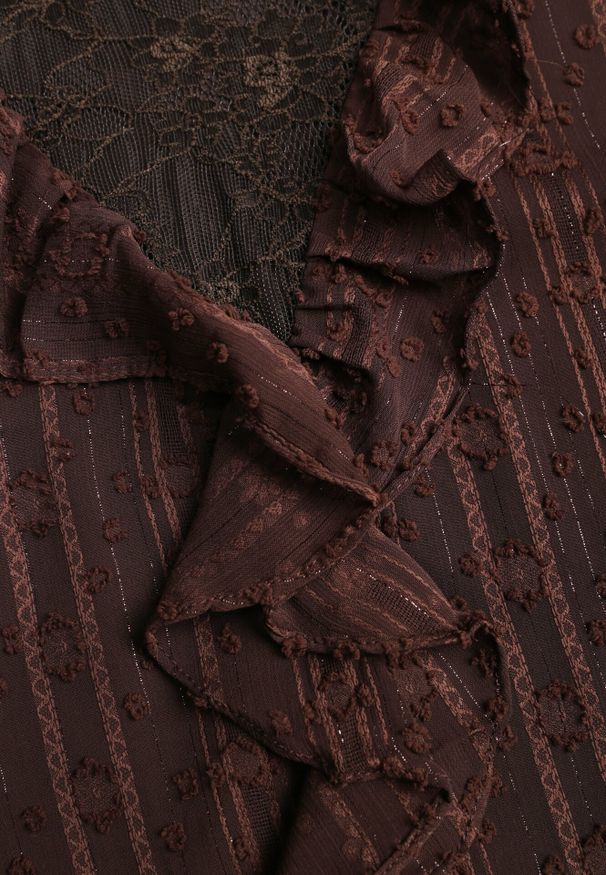 Born2be - Brązowa Bluzka Zdobiona Koronką Falbankami i Metaliczną Nicią Feralea. Okazja: do pracy, na co dzień, na spotkanie biznesowe. Typ kołnierza: kołnierz z falbankami. Kolor: brązowy. Materiał: koronka. Wzór: aplikacja, koronka. Styl: elegancki, biznesowy, casual