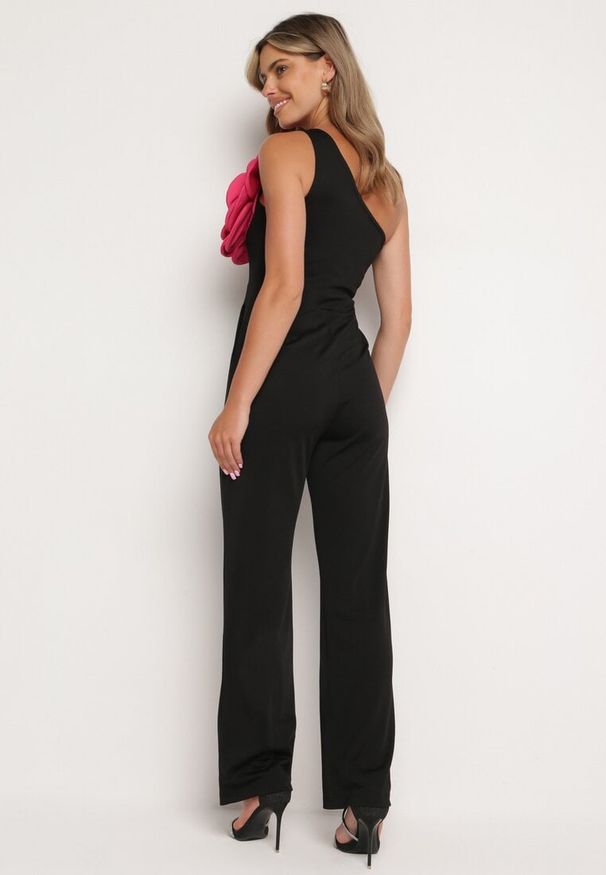 Born2be - Czarny Asymetryczny Kombinezon z Prostymi Długimi Nogawkami Ozdobiony Kwiatem Yillea. Okazja: na co dzień. Kolor: czarny. Długość: długie. Wzór: aplikacja, kwiaty. Styl: casual, elegancki