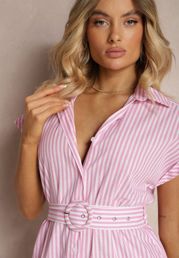 Renee - Różowa Koszulowa Sukienka z Bawełny z Paskiem w Talii Nelassia. Kolor: różowy. Materiał: bawełna. Długość rękawa: krótki rękaw. Sezon: lato, wiosna. Typ sukienki: koszulowe. Styl: klasyczny