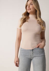 Born2be - Jasnobeżowy Dopasowany T-shirt z Wiskozy z Golfem Isovera. Okazja: do pracy, na spotkanie biznesowe. Typ kołnierza: golf. Kolor: beżowy. Materiał: wiskoza. Długość rękawa: krótki rękaw. Długość: krótkie. Wzór: aplikacja. Styl: elegancki, biznesowy #1