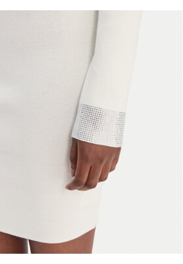 Guess Jeans Sukienka dzianinowa W6RK61 Z4842 Biały Regular Fit. Kolor: biały. Materiał: syntetyk