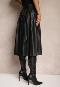 Renee - Czarna Plisowana Spódnica w Stylu Preppy o Rozkloszowanym Kroju High Waist z Paskiem Iriviel. Okazja: na co dzień, na imprezę. Stan: podwyższony. Kolor: czarny. Styl: elegancki, casual #4