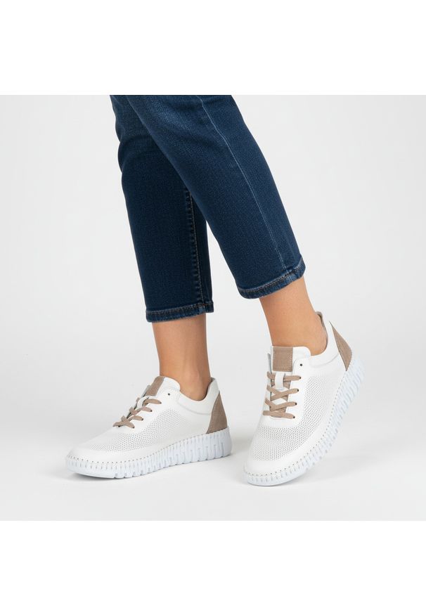 Półbuty damskie Artiker, niski fason sznurowanie sportowy charakter lekka konstrukcja elastyczna podeszwa miękka wkładka, biała, 58C3083. Okazja: na spacer, na co dzień. Zapięcie: sznurówki. Kolor: biały. Materiał: skóra, jeans. Szerokość cholewki: normalna. Wzór: gładki. Sezon: wiosna, lato. Sport: turystyka piesza