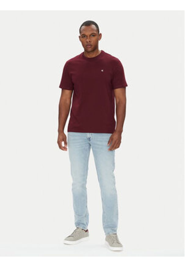 Calvin Klein Jeans T-Shirt LV040HM265 Bordowy Regular Fit. Kolor: czerwony. Materiał: bawełna