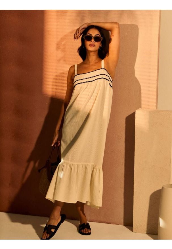 Sinsay - Bawełniana sukienka midi na ramiączkach z falbaną - kremowy. Kolor: kremowy. Materiał: bawełna. Długość rękawa: na ramiączkach. Długość: midi