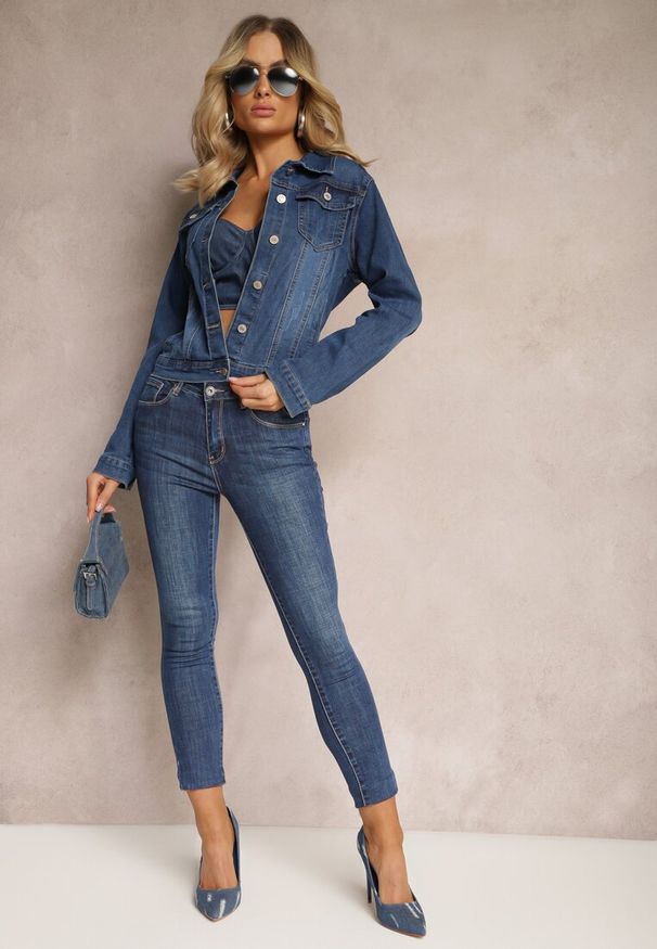 Renee - Granatowa Klasyczna Kurtka Jeansowa z Guzikami Ivonelle. Okazja: do pracy. Kolor: niebieski. Materiał: jeans. Styl: klasyczny