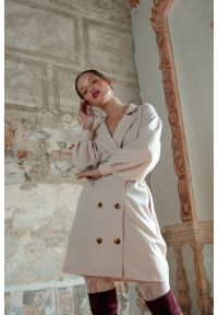 Sukienki.shop - Elegancka sukienka żakietowa dwurzędowa granatowa mini. Okazja: na spotkanie biznesowe. Typ kołnierza: dekolt kopertowy. Kolor: niebieski. Materiał: guma. Typ sukienki: kopertowe. Styl: elegancki. Długość: mini #5