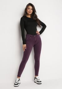 Born2be - Ciemnofioletowe Jeansy Skinny z Regularnym Stanem Ingas. Kolor: fioletowy. Długość: krótkie. Wzór: gładki