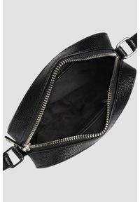 Valentino by Mario Valentino - VALENTINO Mała czarna torebka o teksturze skóry z ozdobnym V divina haversack. Kolor: czarny. Materiał: skórzane #2