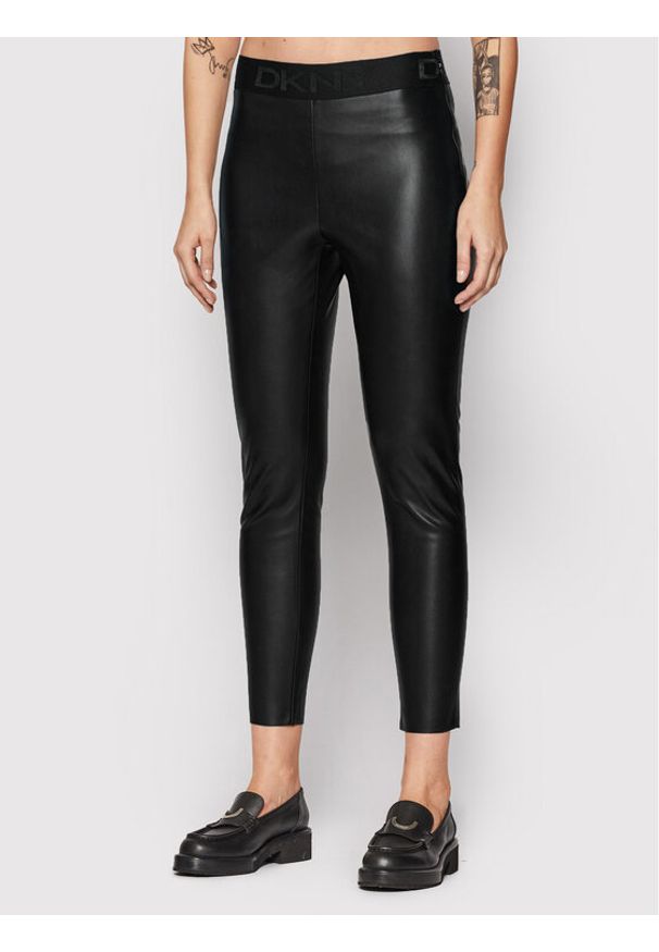 Spodnie z imitacji skóry DKNY. Kolor: czarny. Materiał: skóra