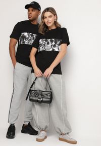 Born2be - Czarna Koszulka z Bawełny z Nadrukiem Amivira. Okazja: na co dzień. Kolor: czarny. Materiał: bawełna. Wzór: nadruk. Styl: casual, elegancki #7