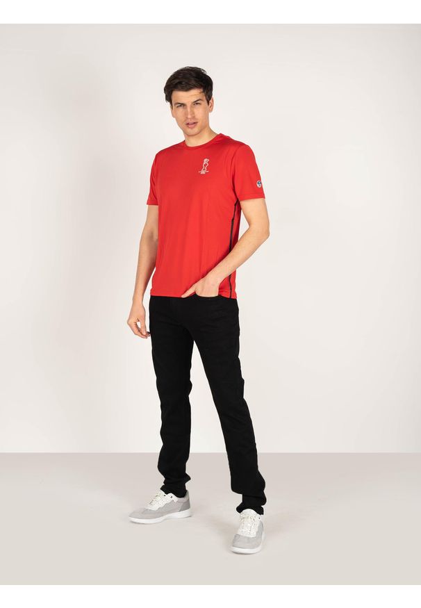 North Sails X Prada T-shirt "Foehn" | 45 2302 000 | T-shirt Foehn | Mężczyzna | Czerwony. Okazja: na co dzień. Kolor: czerwony. Materiał: poliester. Wzór: nadruk, aplikacja. Styl: casual