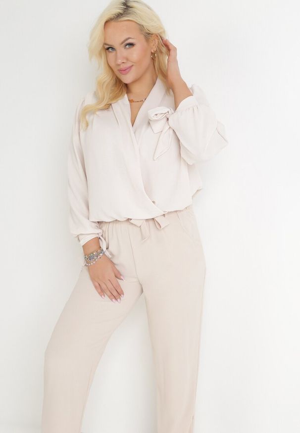 Born2be - Jasnobeżowe Spodnie z Szeroką Gumką w Talii i Materiałowym Paskiem Janani. Kolekcja: plus size. Kolor: beżowy. Materiał: materiał
