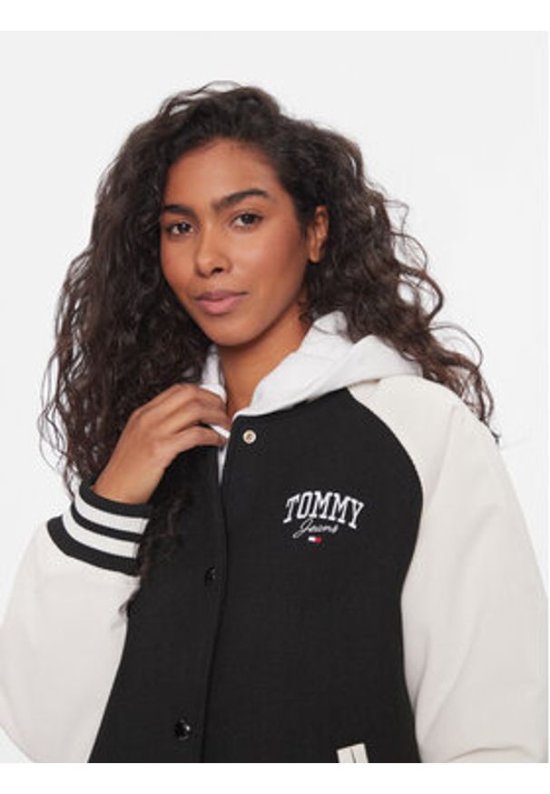 Tommy Jeans Kurtka bomber Cord Mix Letterman DW0DW16592 Czarny Regular Fit. Kolor: czarny. Materiał: syntetyk