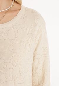 Born2be - Jasnobeżowy Sweter z Tłoczonym Wzorem w Ornamentalnym Stylu Mariot. Okazja: na co dzień. Kolor: beżowy. Styl: casual #2