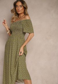 Renee - Żółta Bawełniana Sukienka Hiszpanka o Rozkloszowanym Kroju w Kwiaty Sadique. Okazja: na co dzień. Typ kołnierza: dekolt hiszpanka. Kolor: żółty. Materiał: bawełna. Wzór: kwiaty. Sezon: lato. Styl: casual, elegancki