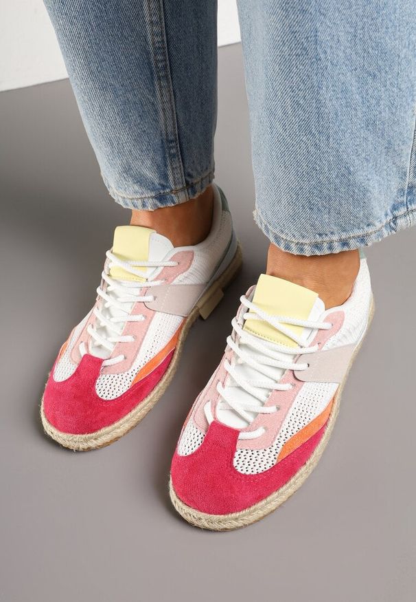 Renee - Biało-Czerwone Sneakersy Typu Kultowe Tenisówki Zdobione Przeszyciami Grelloti. Okazja: na co dzień. Kolor: biały. Materiał: jeans, koronka. Wzór: aplikacja. Obcas: na obcasie. Wysokość obcasa: niski