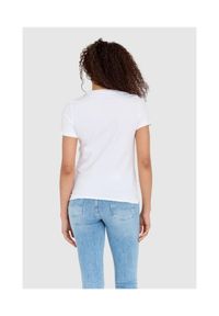 Guess - GUESS Biały t-shirt damski ze złotym haftowanym cyrkoniami logotypem slim fit, Rozmiar S. Kolor: biały. Materiał: bawełna. Wzór: haft
