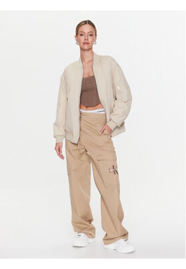 Calvin Klein Kurtka bomber Light Paded Quilt Bomber Jacket K20K205178 Écru Regular Fit. Materiał: syntetyk