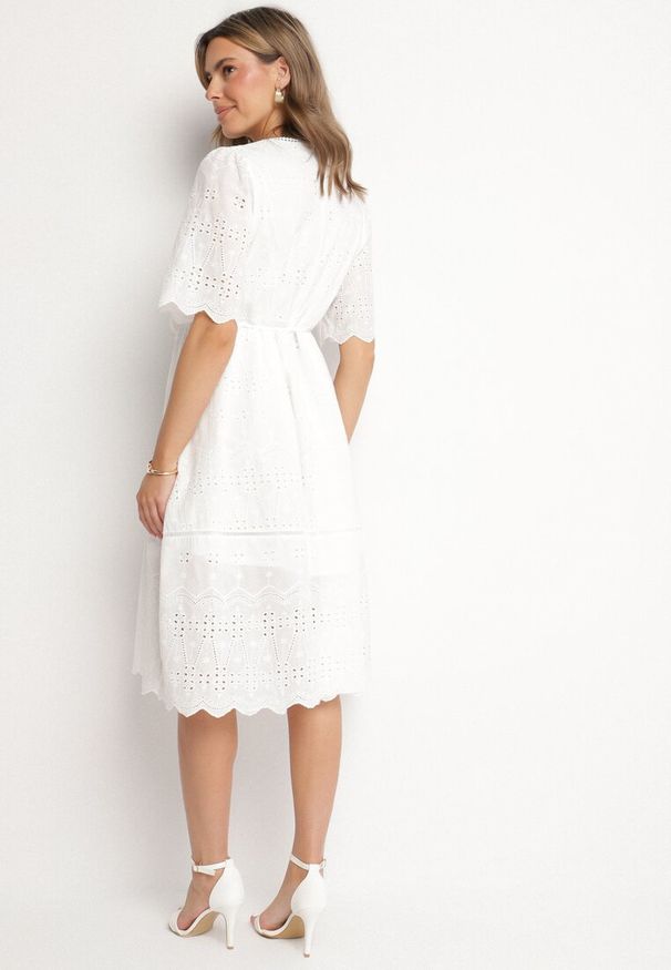 Born2be - Biała Bawełniana Ażurowa Sukienka Ozdobiona Paskiem Zelozi. Okazja: na co dzień. Kolor: biały. Materiał: bawełna. Wzór: aplikacja, ażurowy. Styl: elegancki, casual
