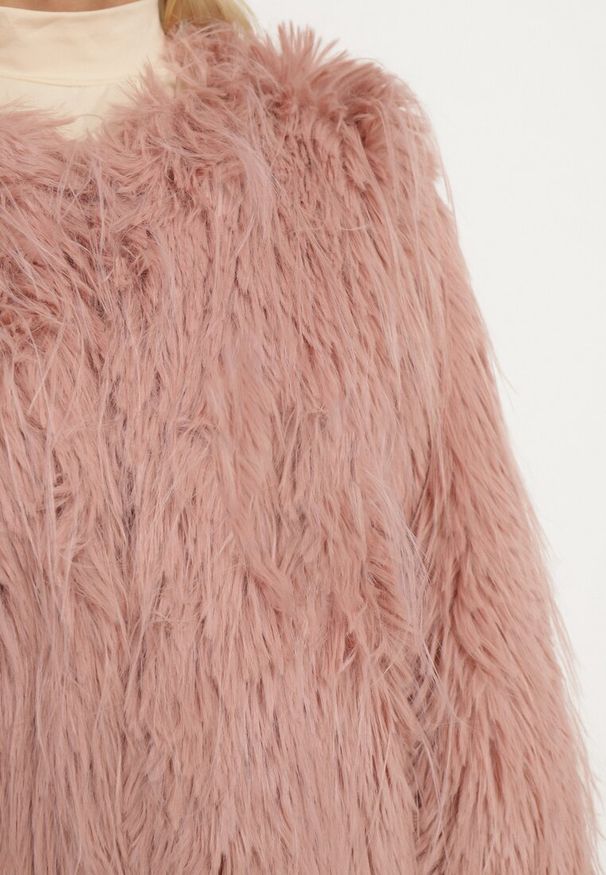 Born2be - Różowa Kurtka Futrzana o Prostym Kroju Zapinana na Haftki Siarale. Okazja: na co dzień. Kolor: różowy. Materiał: futro. Długość rękawa: długi rękaw. Długość: długie. Styl: casual, elegancki